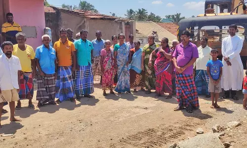 மேல்மிடாலத்தில் இறங்கு தளம் பணி முடியும் முன் எந்திரங்களை கொண்டு செல்ல முயற்சி - மீனவர்கள் முற்றுகை போராட்டம்