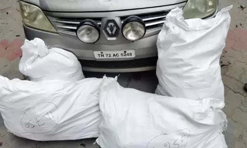 புகையிலை பொருட்களை காரில் கடத்திய 2 பேர் கைது