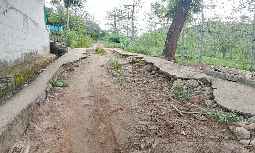 கடமலை-மயிலை ஒன்றியத்தில் சேதமடைந்த சாலையால் பொதுமக்கள் அவதி