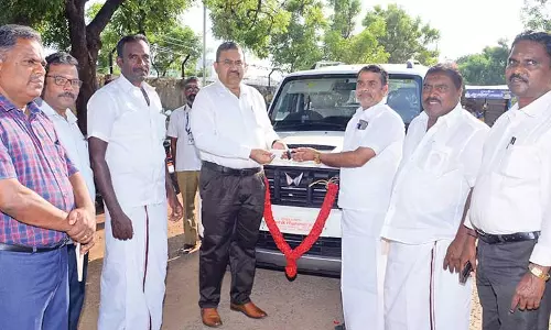 தென்காசி மாவட்டத்தில் ஒன்றிய குழு தலைவர்களுக்கு புதிய கார்கள் - கலெக்டர் துரை ரவிச்சந்திரன் வழங்கினார்