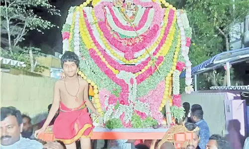 ஆறுமுகநேரி முத்துகிருஷ்ணாபுரம் முத்தாரம்மன் கோவிலில் சப்பர பவனி