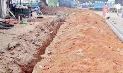 குடிநீர் குழாய் பதிக்கும் பணியை விரைந்து முடிக்க வேண்டும்