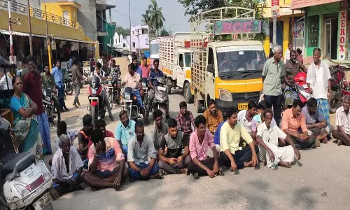 கழிவுநீர் கால்வாய் பணி விரைந்து முடிக்க கோரி வியாபாரிகள், பொதுமக்கள் சாலை மறியல்