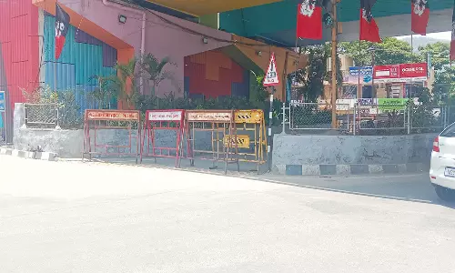 கிரீன்சர்க்கிளை உடைத்து போடப்பட்ட சாலை அடைப்பு