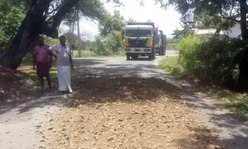 ரோட்டில் மண்ணை கொட்டி சென்ற டிப்பர் லாரி சிறை பிடிப்பு