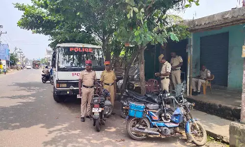 கோஷ்டி மோதலில் போலீஸ் மீது கல்வீசி தாக்குதல்