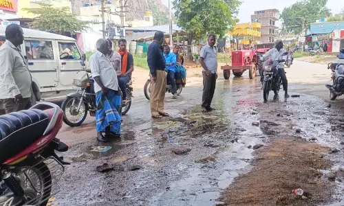 கால்வாய் சரியாக அமைக்காததால் சாலையில் பெருக்கெடுத்து ஓடும் கழிவுநீர்