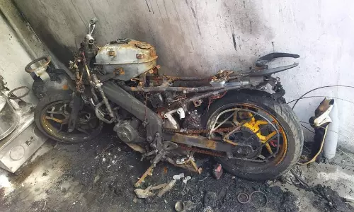 தூத்துக்குடியில் வாலிபரின் மோட்டார் சைக்கிள் தீ வைத்து எரிப்பு-  போலீசார் விசாரணை