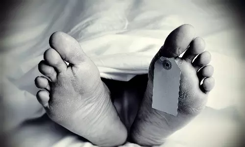 வளசரவாக்கத்தில் வீட்டு முன்பு நிறுத்திய காருக்குள் ஆண் சடலம்