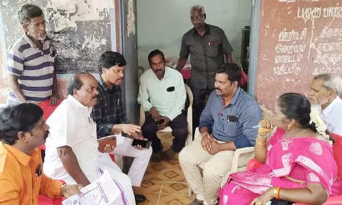 சமரசம் பேச வந்த வருவாய் துறை அதிகாரிகளை முற்றுகையிட்ட கிராம மக்கள்