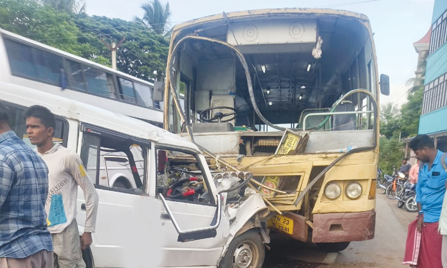 ஆரல்வாய்மொழி அருகே அரசு பஸ் மீது கார் மோதி விபத்து- நடன கலைஞர்கள் 4 பேர் பலி