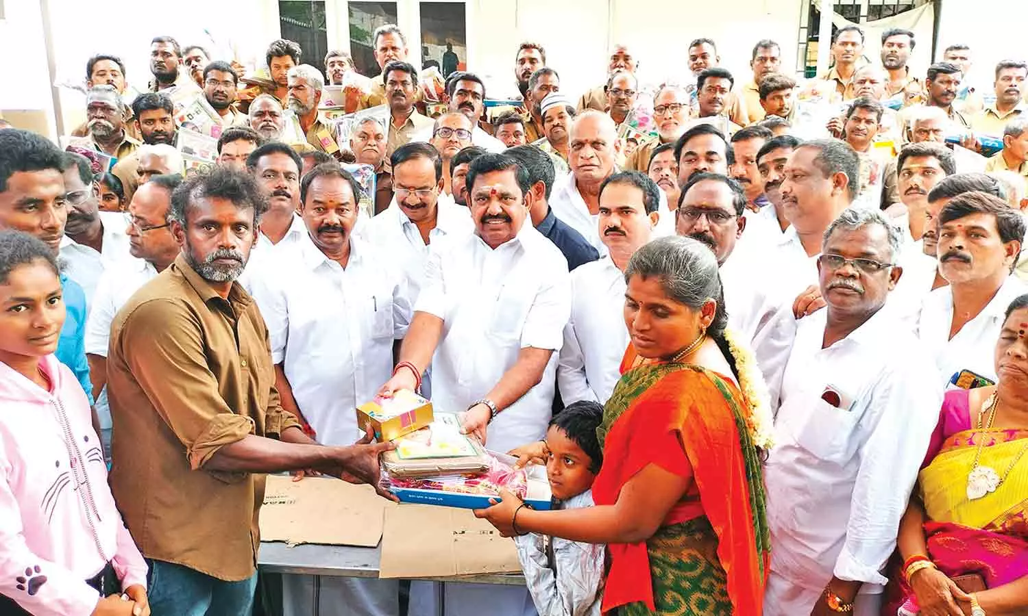 125 ஆட்டோ டிரைவர்களுக்கு சீருடை வழங்கிய எடப்பாடி பழனிசாமி 125 ஆட்டோ டிரைவர்களுக்கு சீருடை வழங்கிய எடப்பாடி பழனிசாமி