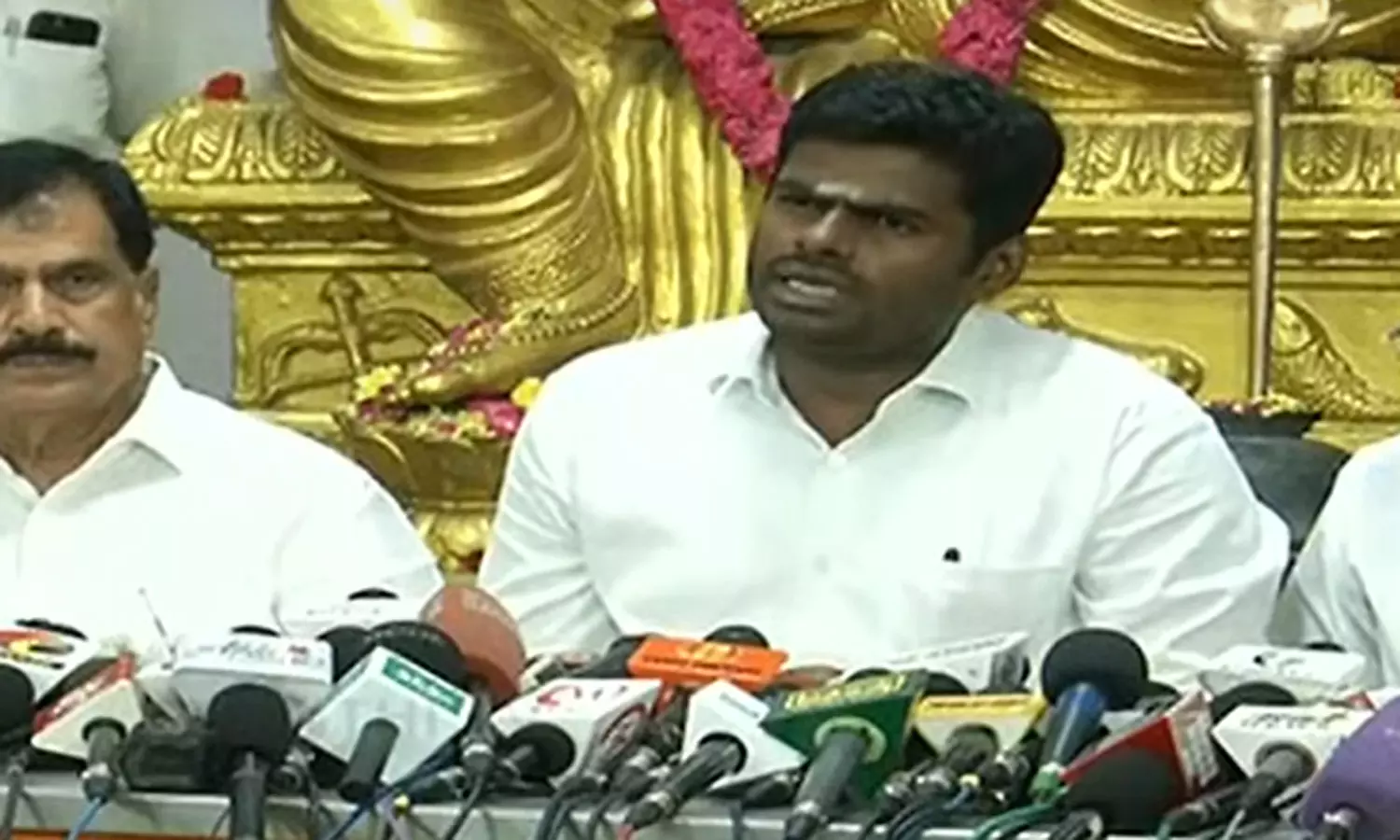 வழக்குகளை சட்டரீதியாக சந்திப்பேன்- அண்ணாமலை பேட்டி வழக்குகளை சட்டரீதியாக சந்திப்பேன்- அண்ணாமலை பேட்டி