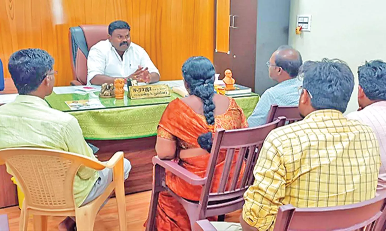 சங்கரன்கோவிலில் பொதுப்பணித்துறை அதிகாரிகளுடன் ராஜா எம்.எல்.ஏ. ஆலோசனை சங்கரன்கோவிலில் பொதுப்பணித்துறை அதிகாரிகளுடன் ராஜா எம்.எல்.ஏ. ஆலோசனை