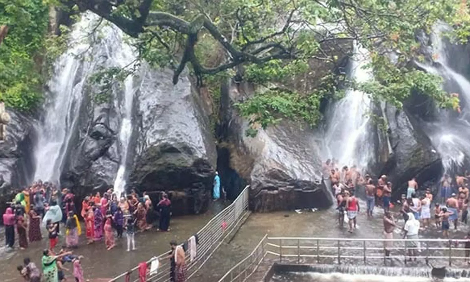 மழைச் சாரல் தாலாட்டும் குளுகுளு குற்றாலம் மழைச் சாரல் தாலாட்டும் குளுகுளு குற்றாலம்