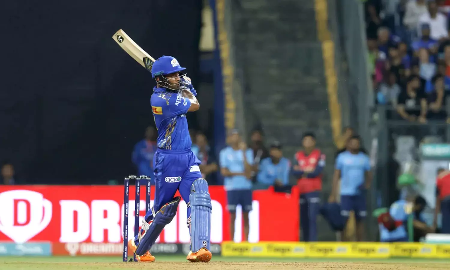 சூர்யகுமார் யாதவ் வெறித்தனம் - குஜராத் அணிக்கு 219 ரன்களை இலக்காக நிர்ணயித்தது மும்பை!