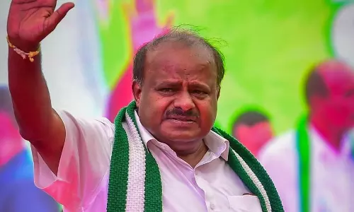 சட்டசபை தேர்தல் முடிவு நாளை வெளியாகும் நிலையில் குமாரசாமி திடீர் சிங்கப்பூர் பயணம்