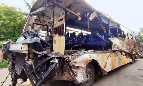 சீர்காழி அருகே நள்ளிரவில் மோட்டார் சைக்கிள் மீது அரசு பஸ் மோதி தந்தை-மகன் உள்பட 4 பேர் பலி 26 பேர் படுகாயம்