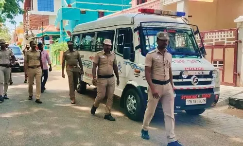 தென்காசியில் ஓய்வு பெற்ற அரசு அதிகாரி வீட்டில் காரை திருடி சென்ற மர்ம நபர்