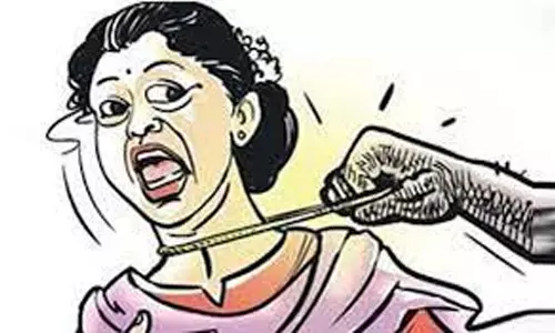 தபால் அலுவலக ஊழியரிடம் 2 பவுன் சங்கிலி பறிப்பு