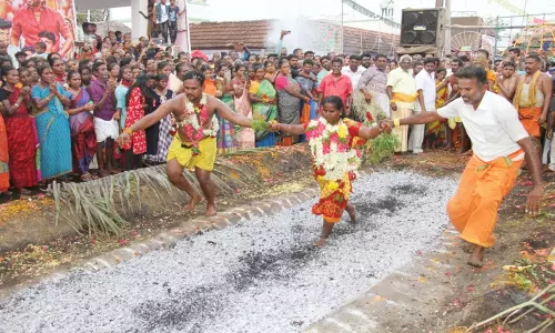 பிள்ளையார்நத்தத்தில் மகாமுத்துமாரியம்மன் கோவில் திருவிழாவில் பூக்குழி இறங்கும் நிகழ்ச்சி
