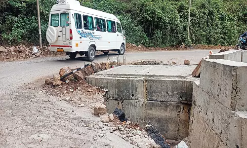 கொடைக்கானல் பாம்பார்புரத்தில் மந்தகதியில் நடக்கும் பாலப்பணியால் தொடர் விபத்துகள்