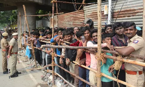 சேப்பாக்கத்தில் கிரிக்கெட் ரசிகர்கள் மீது போலீஸ் லேசான தடியடி