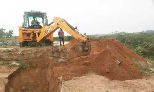 பாலாற்றில் மணல் கடத்தலை தடுக்க ராட்சத பள்ளங்கள்