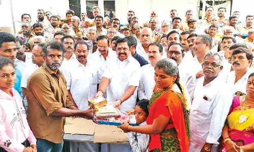 125 ஆட்டோ டிரைவர்களுக்கு சீருடை வழங்கிய எடப்பாடி பழனிசாமி