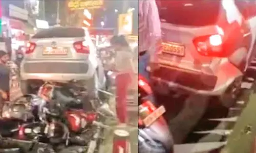 ஸ்கூட்டர்கள், பைக்குகள் மீது காரை ஏற்றிய பெண்- வீடியோ வைரலானதால் போலீசார் நடவடிக்கை