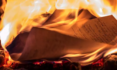 தேர்வு தாள்களை எரித்த பள்ளி ஆசிரியருக்கு 10 ஆண்டு சிறை