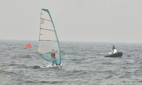 15 மாநிலங்களை சேர்ந்தவர்கள் பங்கேற்பு: கோவளம் கடற்கரையில் அலைச்சறுக்கு, பாய்மர படகு போட்டி