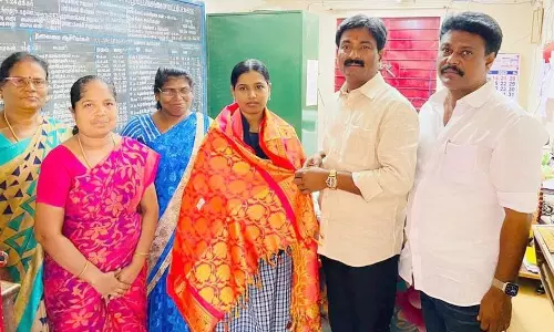 அரசு பள்ளி மாணவிக்கு நகராட்சி தலைவர் பாராட்டு
