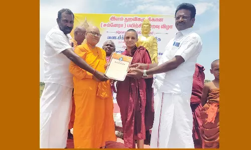 இளம் புத்த துறவி பயிற்சி பெற்றவர்களுக்கு சான்றிதழ்