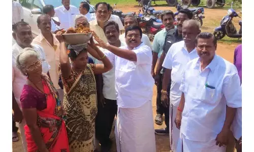 100 நாள் வேலை திட்டத்தில் செம்மன் சாலை அமைக்கும் பணி