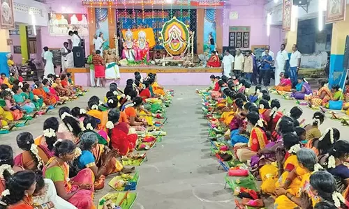 குலசேகரன்பட்டினம் முத்தாரம்மன் கோவிலில் சுமங்கலி பூஜை