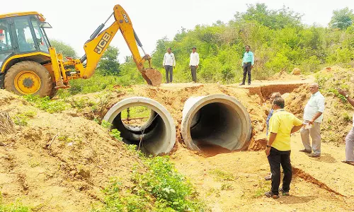 ஏரியில் வழிபாதைக்காகஅமைத்த ராட்சத குழாயை அகற்றிய அதிகாரிகள்