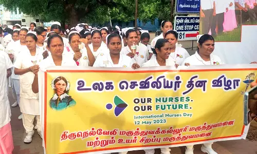 நெல்லை அரசு ஆஸ்பத்திரியில் மெழுகுவர்த்தி ஏந்தி செவிலியர்கள்  பேரணி- டீன் ரேவதி தொடங்கி வைத்தார்