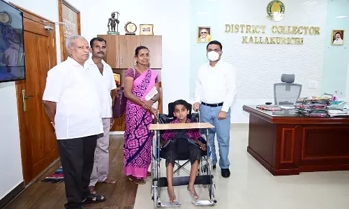 மாற்றுத்திறனாளி சிறுவனுக்கு  சிறப்பு சக்கர நாற்காலி:     கள்ளக்குறிச்சி கலெக்டர் வழங்கினார்
