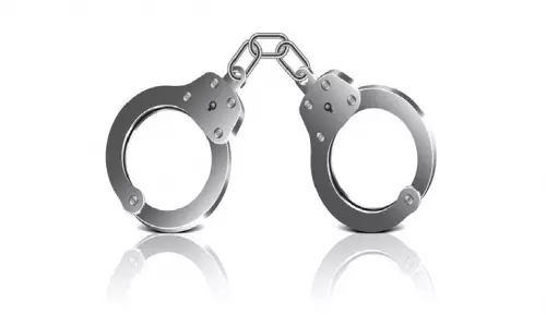 அனுமதியின்றி மது விற்ற 4 பேர் கைது