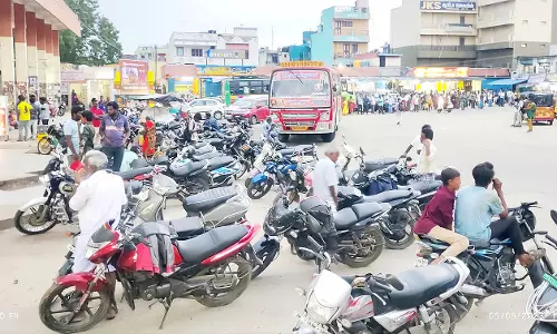 காவேரிப்பட்டணம் பேருந்து நிலையத்தில்  வாகனங்களை ஆக்கிரமித்து நிறுத்துவதால் பயணிகள் அவதி
