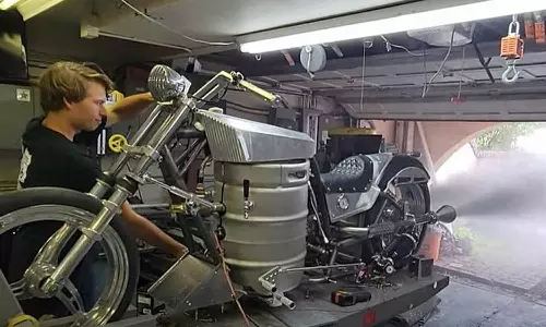 மணிக்கு 240 கி.மீ வேகத்தில் இயங்கும் பீர் மோட்டார்சைக்கிள்- அமெரிக்க இளைஞர் புதிய கண்டுபிடிப்பு