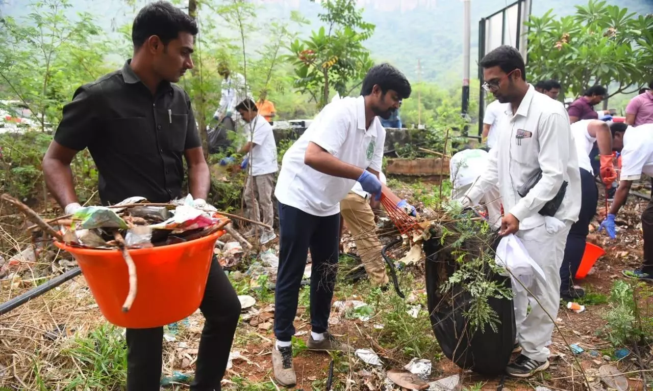 திருப்பதியில் மாதத்தில் ஒருநாள் தூய்மை பணி- மலைப்பாதை முழுவதும் 2,000 பேர் சுத்தம் செய்தனர் திருப்பதியில் மாதத்தில் ஒருநாள் தூய்மை பணி- மலைப்பாதை முழுவதும் 2,000 பேர் சுத்தம் செய்தனர்