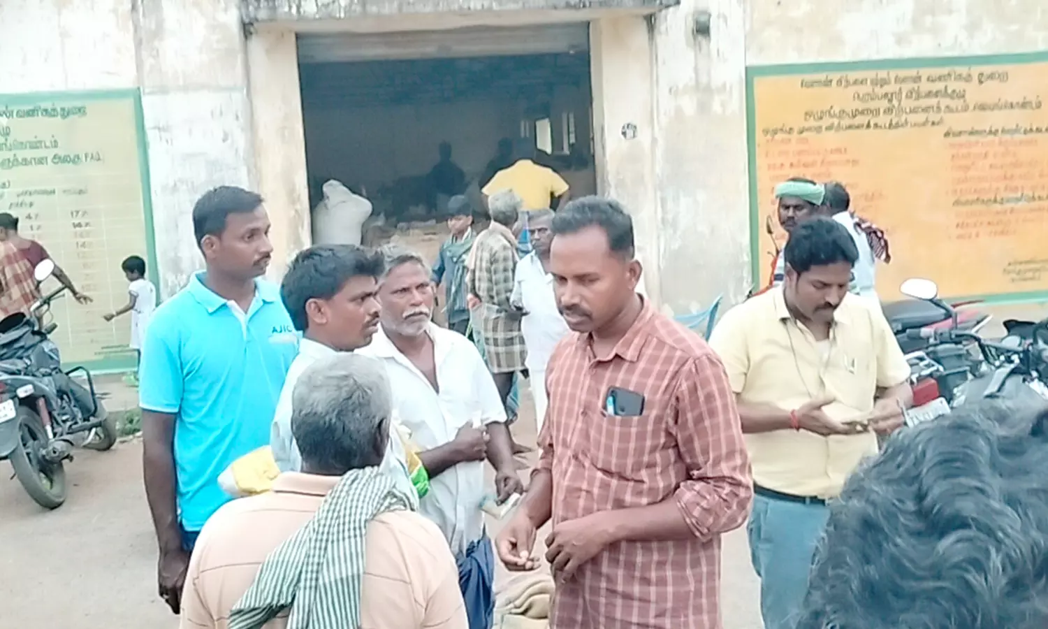 ஜெயங்கொண்டம் ஒழுங்குமுறை விற்பனை கூடத்தில் மண் கலந்த நிலக்கடலை; வியாபாரிகள் வாங்க மறுப்பு