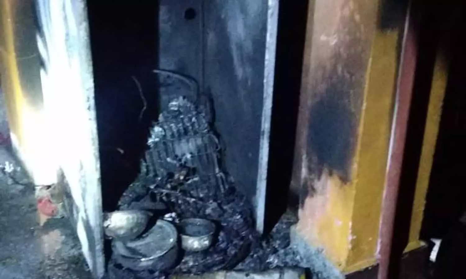 ஆவடியில் உயர் மின் அழுத்தத்தால் பொருட்கள் எரிந்து வீட்டில் தீப்பிடித்தது ஆவடியில் உயர் மின் அழுத்தத்தால் பொருட்கள் எரிந்து வீட்டில் தீப்பிடித்தது