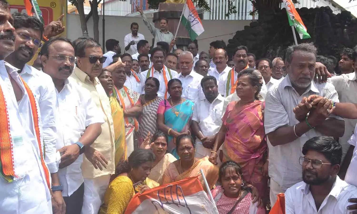 காங்கிரசார் பட்டாசு வெடித்து கொண்டாட்டம் காங்கிரசார் பட்டாசு வெடித்து கொண்டாட்டம்