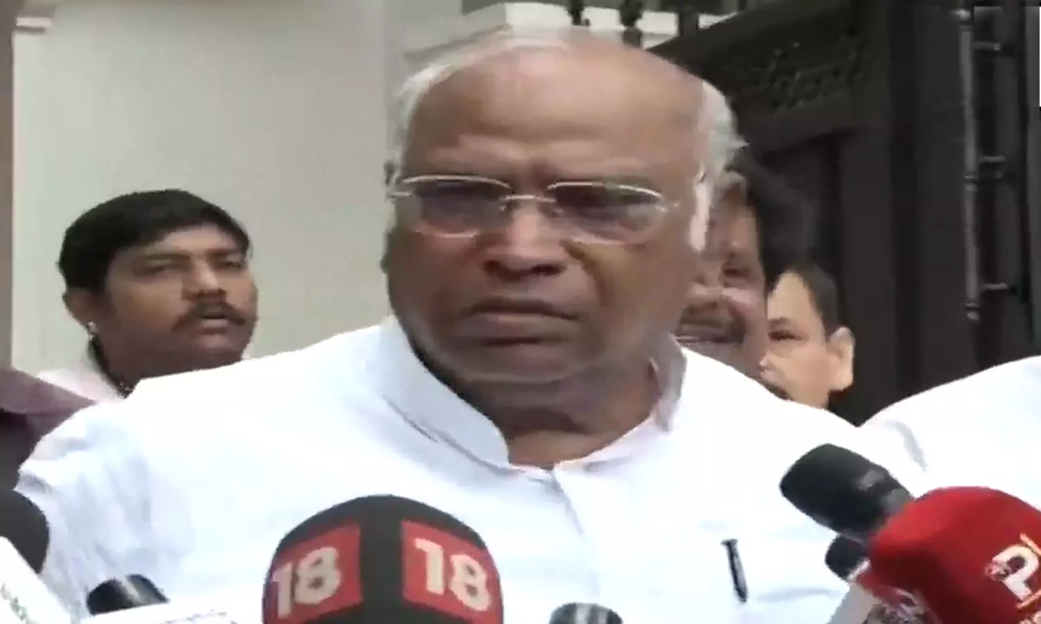 காங்கிரஸ் தேசிய தலைவர் மல்லிகார்ஜூனா கார்கே... ... கர்நாடக சட்டசபை தேர்தல் முடிவுகள் லைவ் அப்டேட்ஸ்: ஆட்சியை பிடிக்கிறது காங்கிரஸ் காங்கிரஸ் தேசிய தலைவர் மல்லிகார்ஜூனா கார்கே... ... கர்நாடக சட்டசபை தேர்தல் முடிவுகள் லைவ் அப்டேட்ஸ்: ஆட்சியை பிடிக்கிறது காங்கிரஸ்