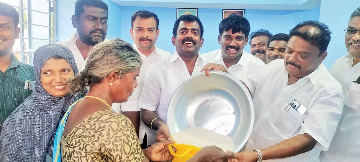 திசையன்விளை அருகே ரூ.9 லட்சம் செலவில் புதிய ரேஷன் கடை திசையன்விளை அருகே ரூ.9 லட்சம் செலவில் புதிய ரேஷன் கடை