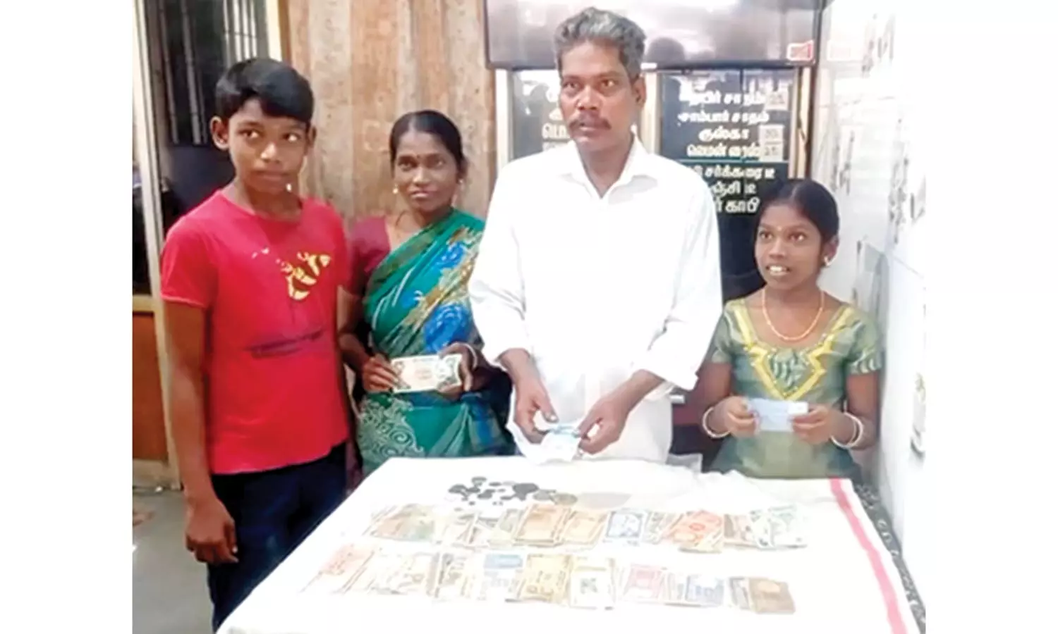 பழங்கால நாணயங்கள், ரூபாய் நோட்டுகளை வாடிக்கையாளர்களுக்கு காட்சிபடுத்தும் டீக்கடைகாரர்