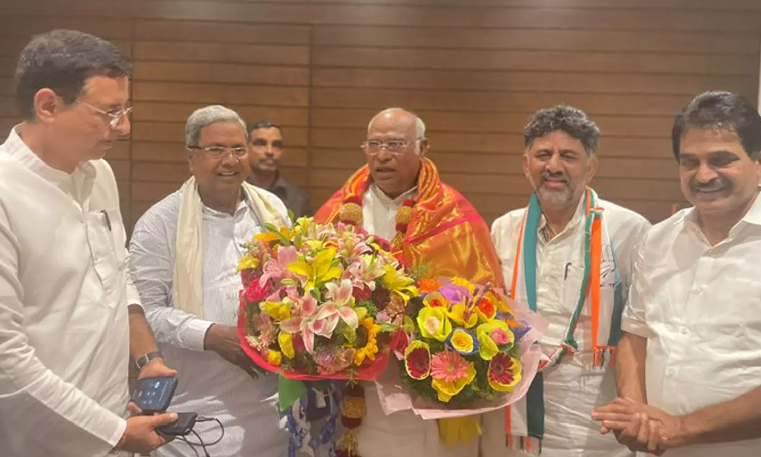 கர்நாடக மாநில சட்டமன்ற தேர்தலில் வெற்றி பெற்றதை... ... கர்நாடக சட்டசபை தேர்தல் முடிவுகள் லைவ் அப்டேட்ஸ்: ஆட்சியை பிடிக்கிறது காங்கிரஸ்